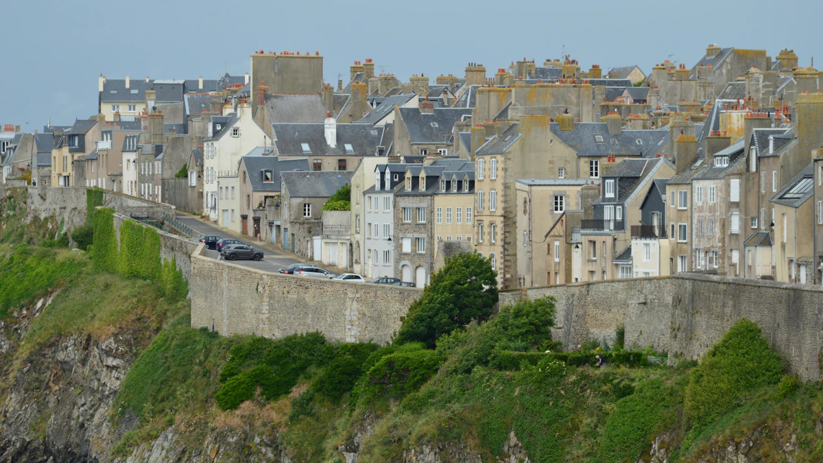 La haute ville de Granville et ses remparts face à la mer