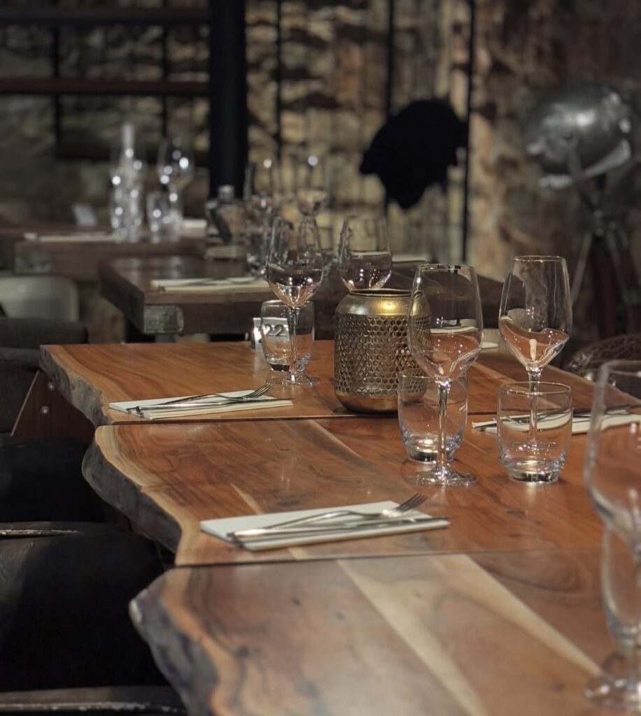 jolie table en bois au comptoir de l'iroise à audiern