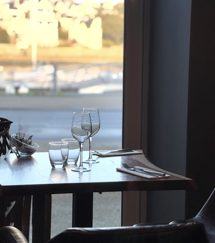 une table avec vue sur la mer au comptoir de l'iroise à audiern