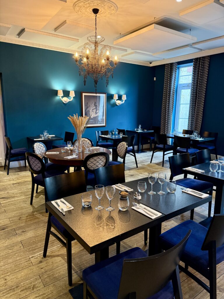 Salle à l'entrée du restaurant de La Villa Loubésienne, à Saint-Loubès