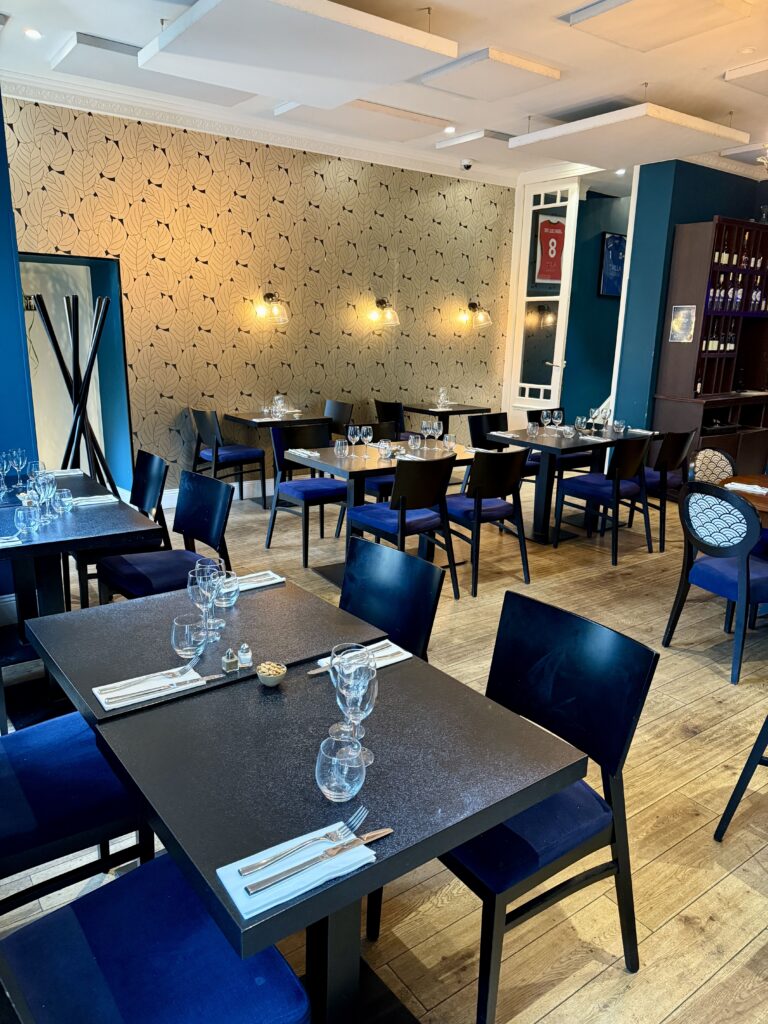 Salle du restaurant de La Villa Loubésienne, à Saint-Loubès