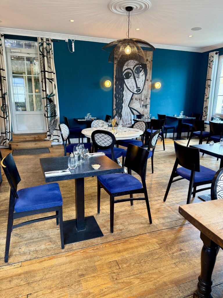 Salle à l'étage, amenant sur le rooftop, de La Villa Loubésienne, à Saint-Loubès