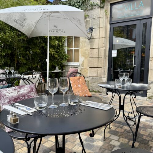 La terrasse ensoleillée de La Villa Loubésienne, à Saint-Loubès