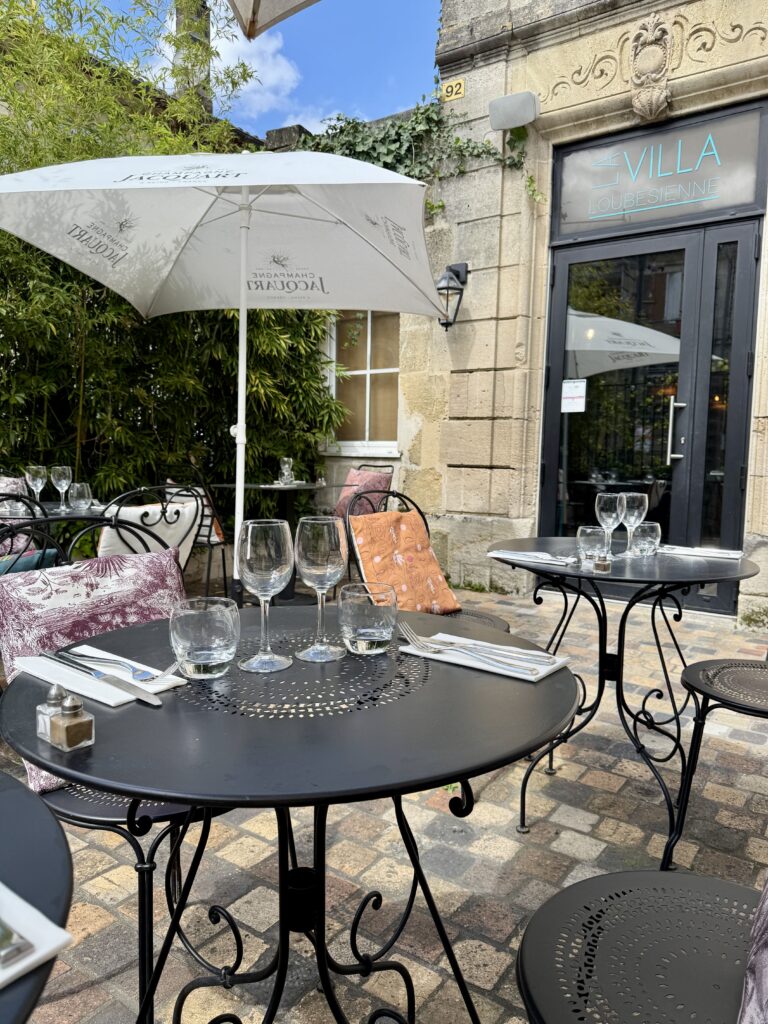La terrasse ensoleillée de La Villa Loubésienne, à Saint-Loubès