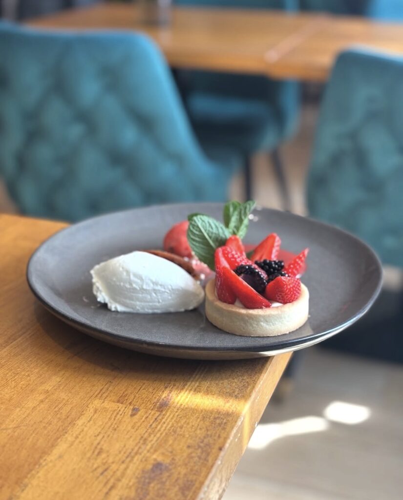 un assiette dessert à l'otentik de rosporden