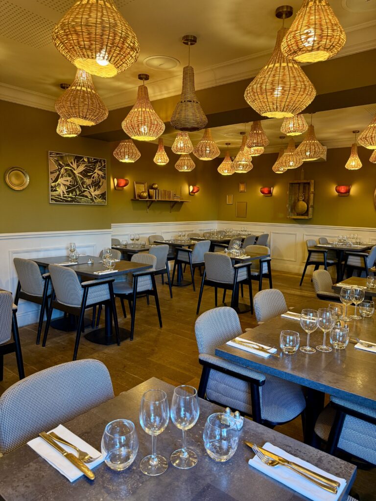 La chaleureuse salle au rez-de-chaussée, du restaurant Café Rostand, au Haillan