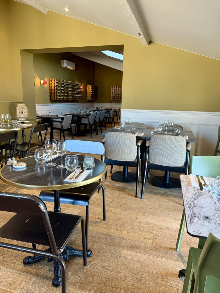 Une partie de l'agréable salle du premier étage, du restaurant Café Rostand, au Haillan