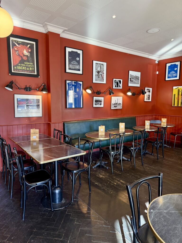 Une autre salle du Café Rostand, au Haillan, influencée par les pubs anglais