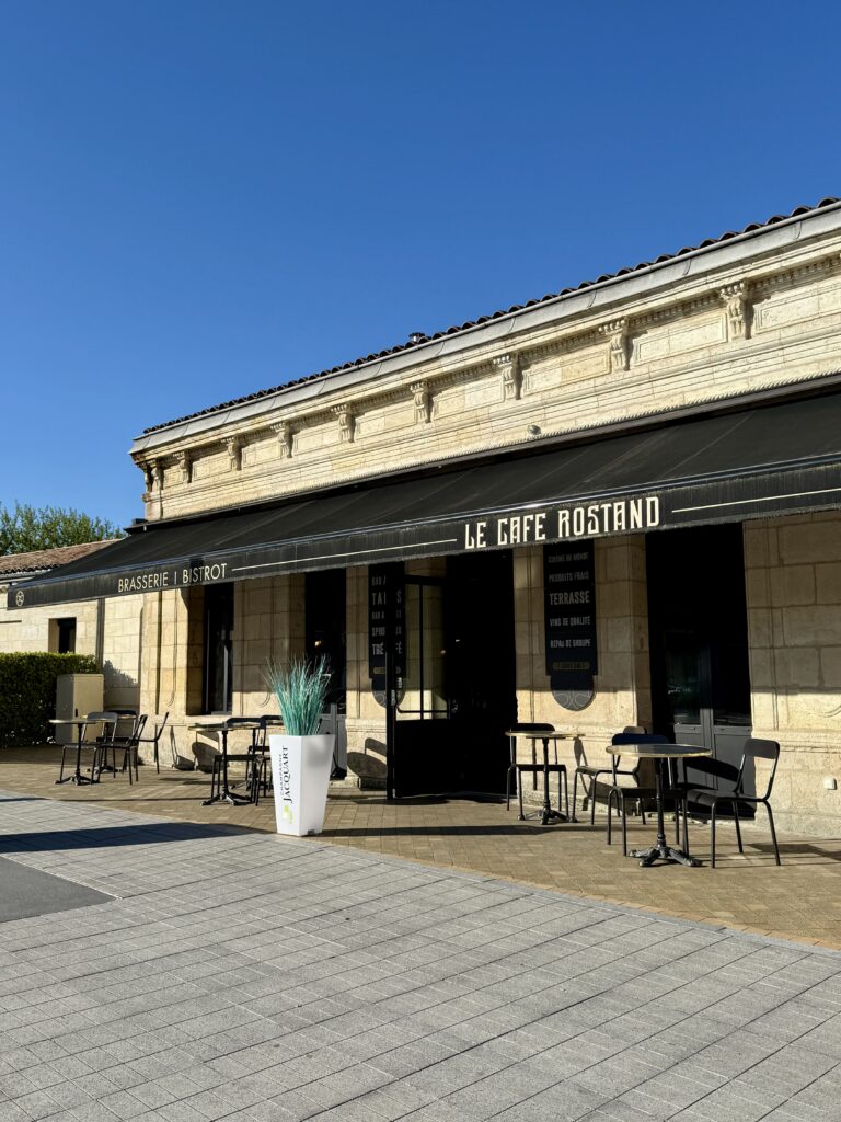 La devanture du restaurant Café Rostand, au Haillan