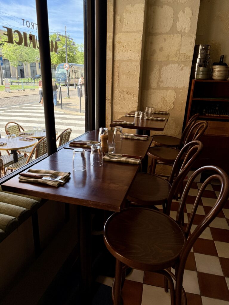 La salle intérieure de chez Bistrot Maurice avec vue sur la terrasse, à Bordeaux