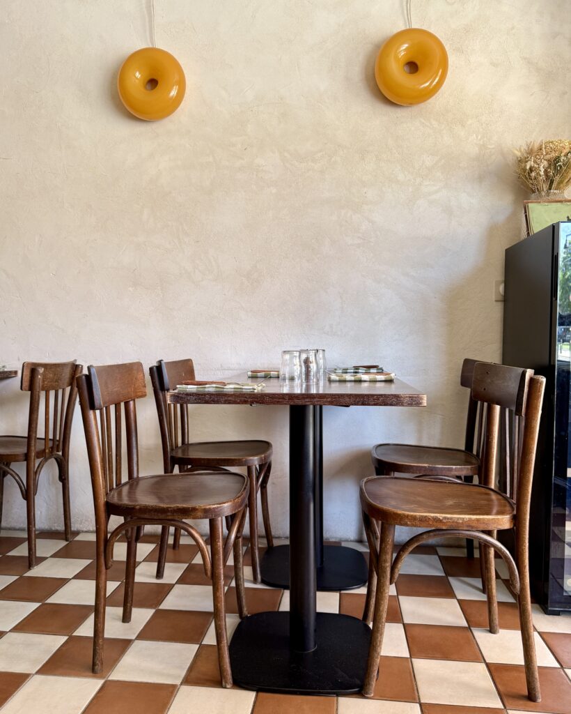 Une table pour 4 personnes, en salle, chez Bistrot Maurice, à Bordeaux
