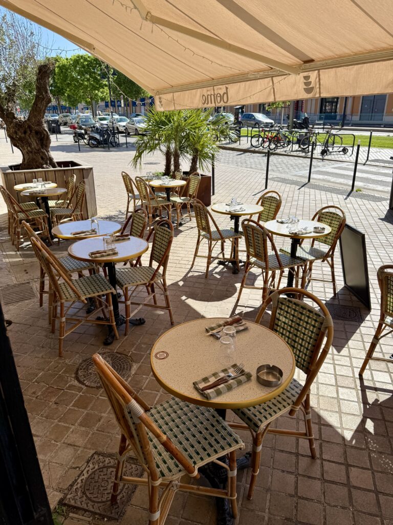 La terrasse de Bistrot Maurice, avec vue sur les quais, à Bordeaux