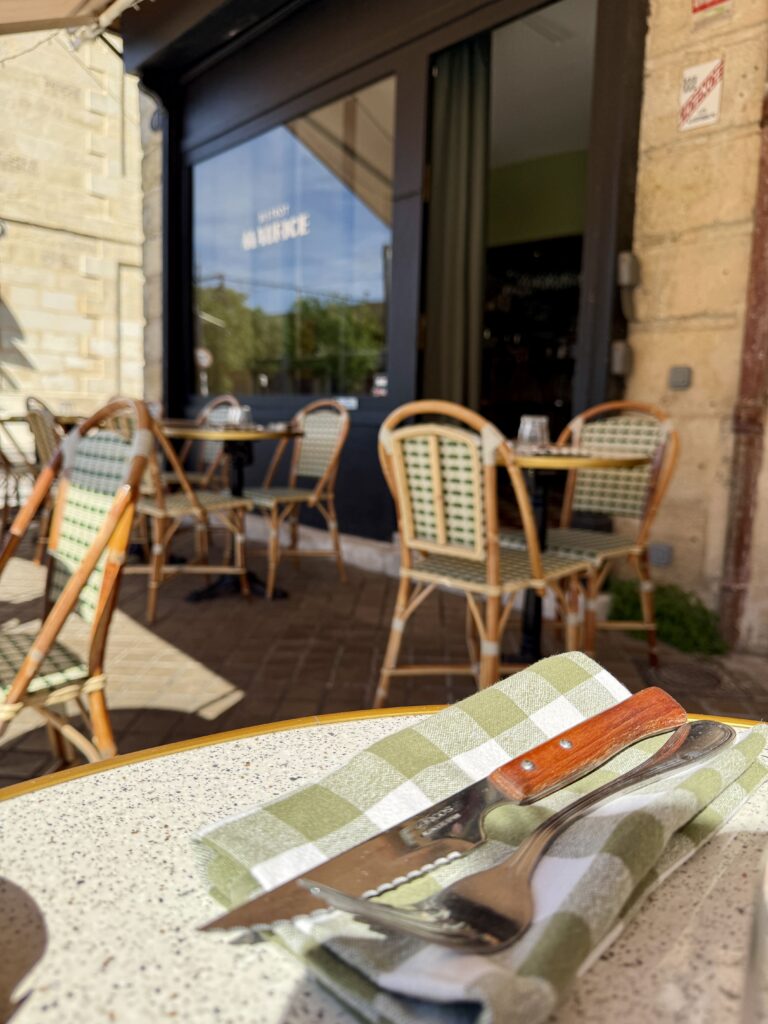 Un détail sur les serviettes et couverts typiques des bistrots d'antan, chez Bistrot Maurice, à Bordeaux