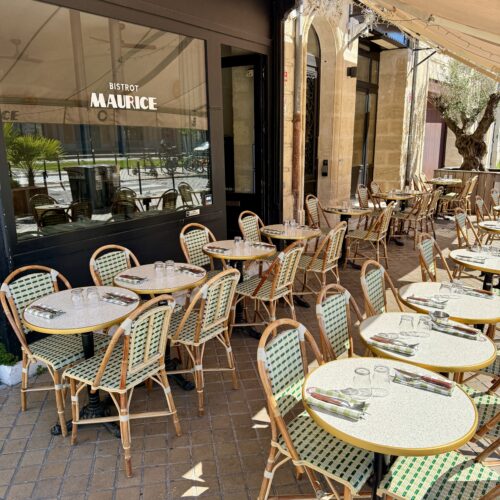 De nombreuses tables sont disponible sur la terrasse, chez Bistrot Maurice, à Bordeaux