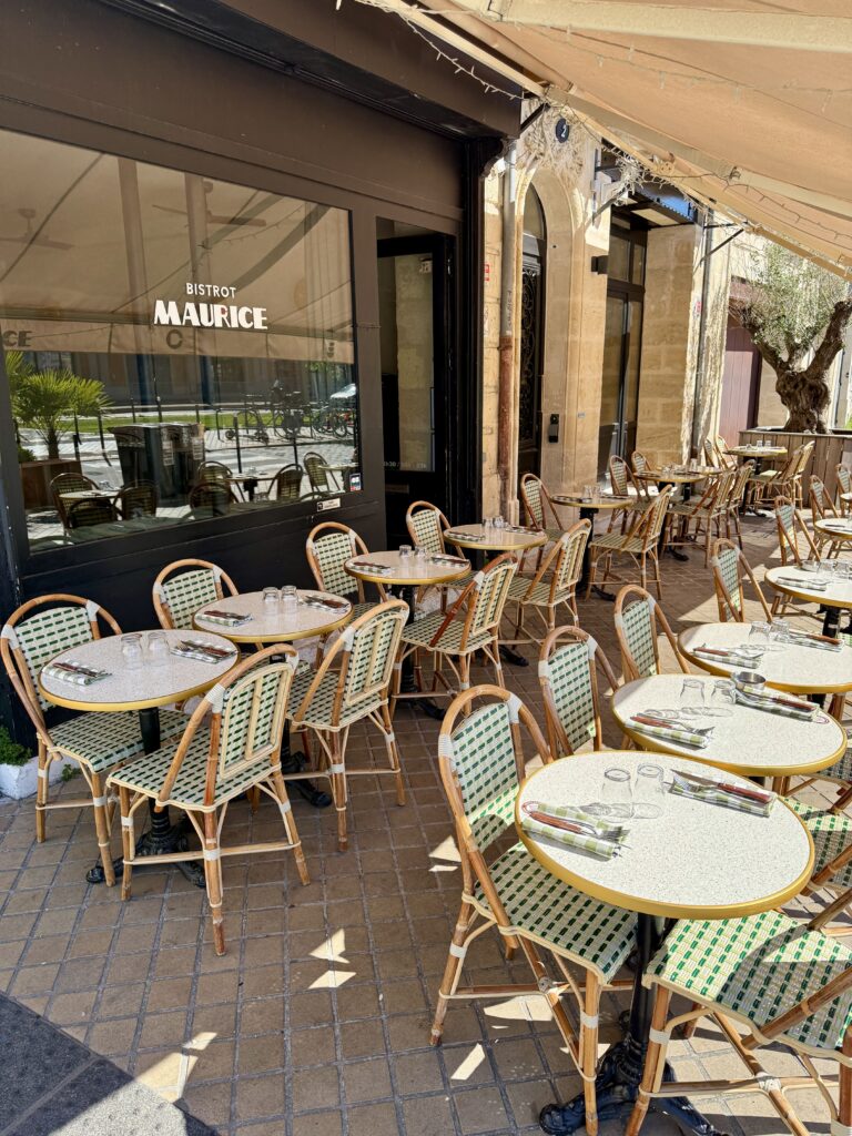 De nombreuses tables sont disponible sur la terrasse, chez Bistrot Maurice, à Bordeaux