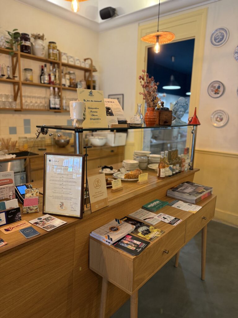 L'accueil de la cantine végétarienne, avec des produits frais et locaux, chez Matsa Caffè, à Bordeaux