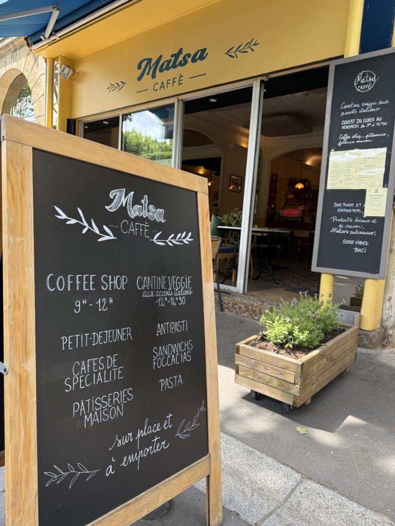 Vue sur la carte à l'extérieur du restaurant/cantine Matsa Caffè, à Bordeaux