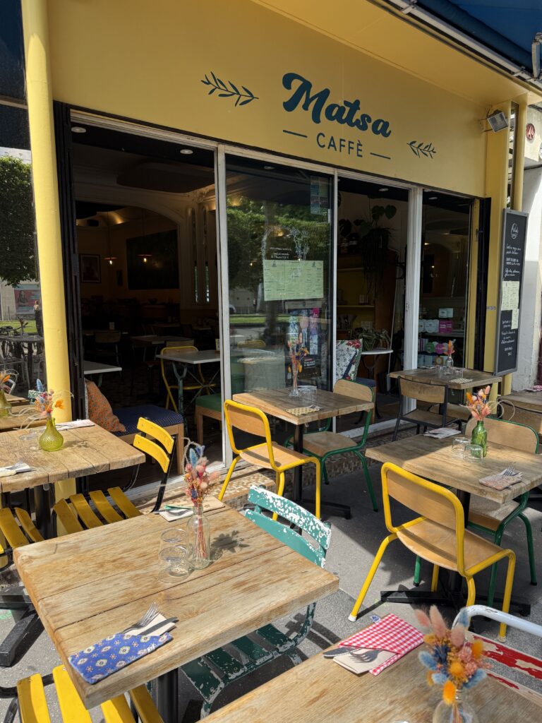 La jolie terrasse extérieure avec la devanture du Matsa Caffè, à Bordeaux