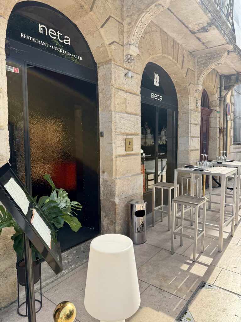 La devanture de Neta, avec un autre coin terrasse, à Bordeaux