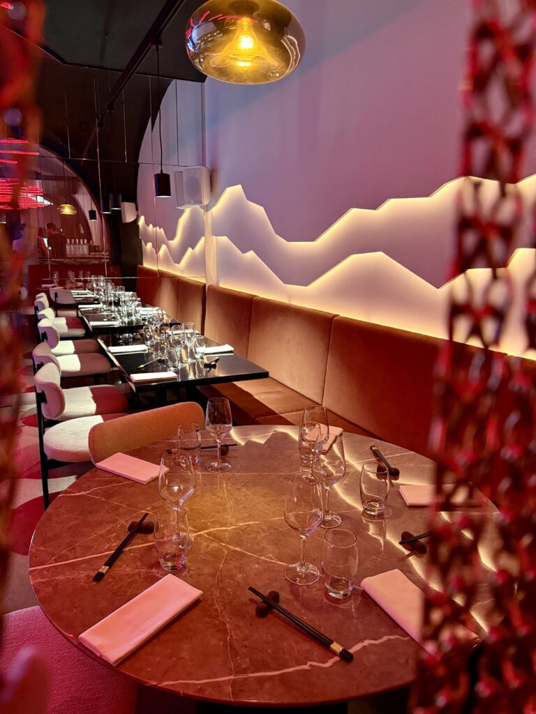 Un coin de la salle à l'ambiance intimiste, du restaurant Neta, à Bordeaux