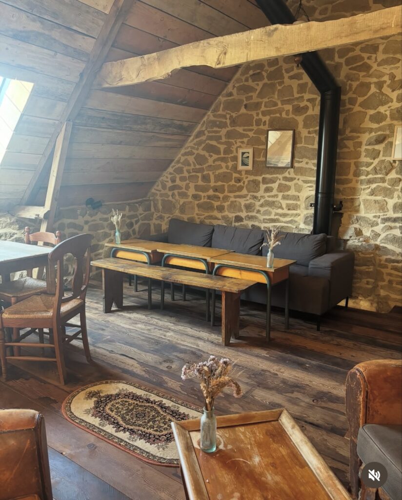 intérieur de la brasserie deferle à plouhinec