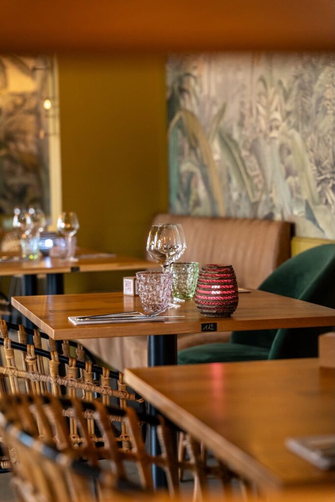 Présentation soignée des tables et décoration au Carpe Diem à Bruz.