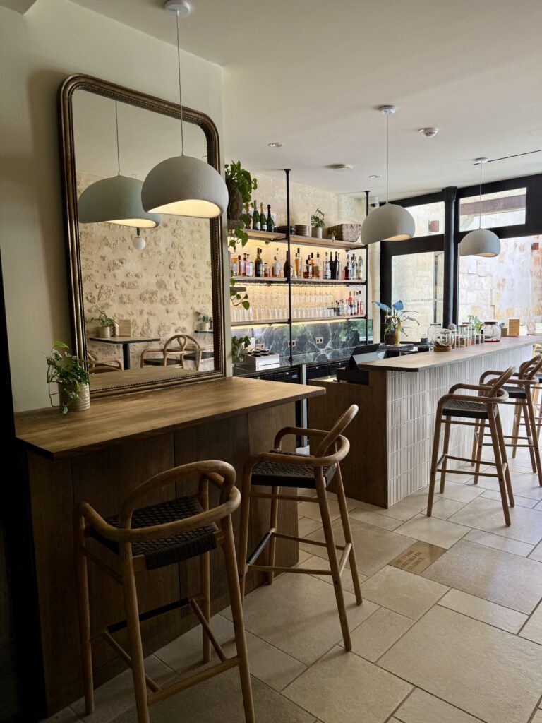 Le côté bar, donnant sur le patio, de chez Bome, à Bordeaux