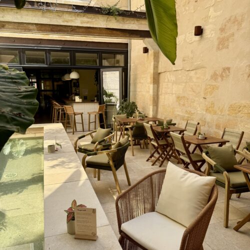 Le magnifique patio, véritable havre de paix, de chez Bome, à Bordeaux