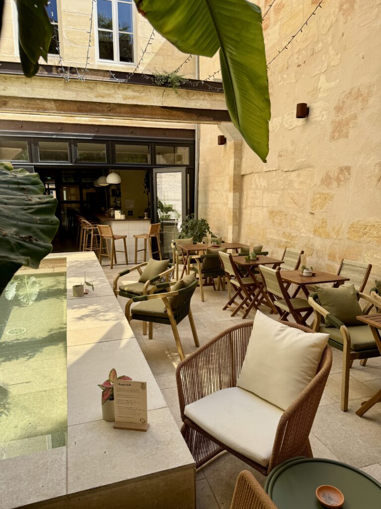 Le magnifique patio, véritable havre de paix, de chez Bome, à Bordeaux