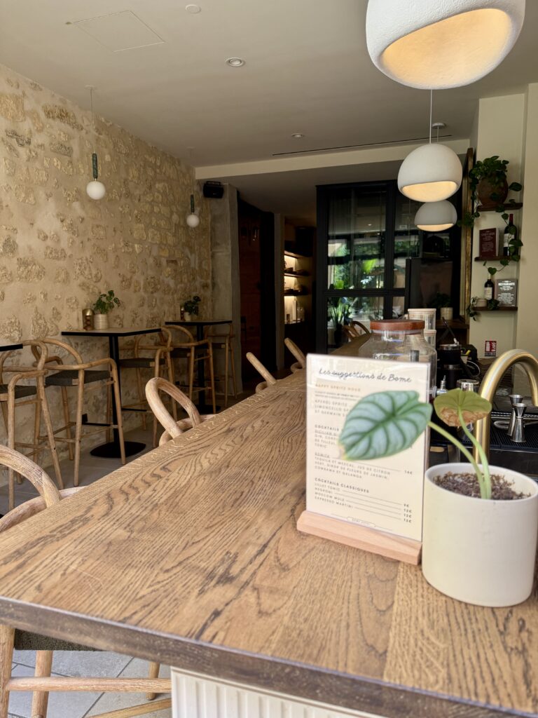 Vue sur le bar et la salle proche du patio, de chez Bome, à Bordeaux