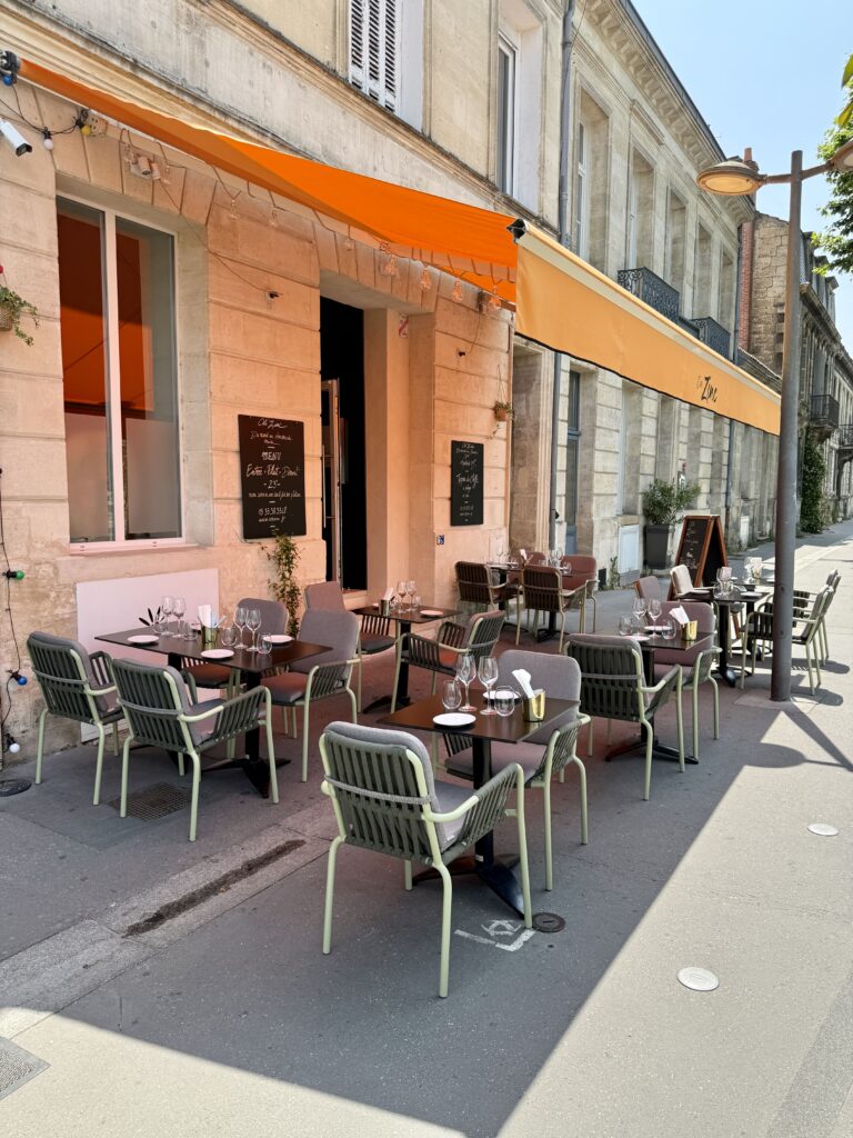 La terrasse ensoleillée de Coté Zinc, à Bordeaux