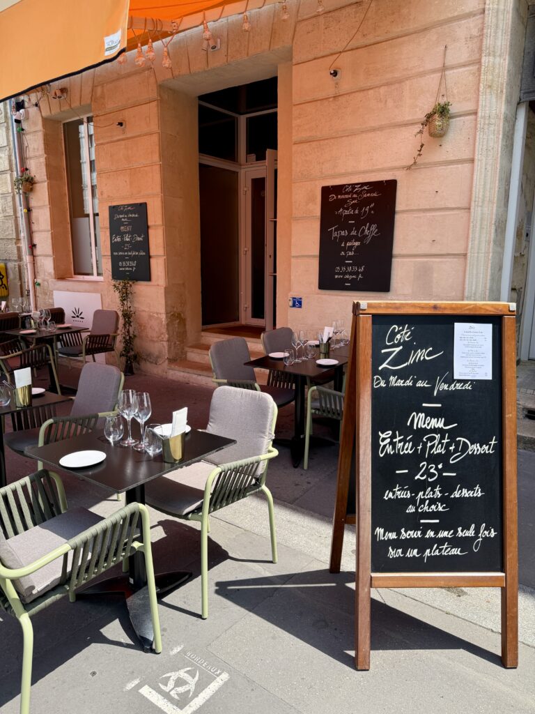 La terrasse ensoleillée de Côté Zinc, à Bordeaux, avec les ardoises et formules