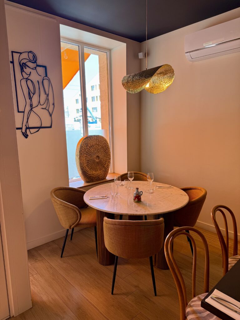 Une table dans un coin intimiste, pour quatre personnes, dans la salle de Coté Zinc, à Bordeaux