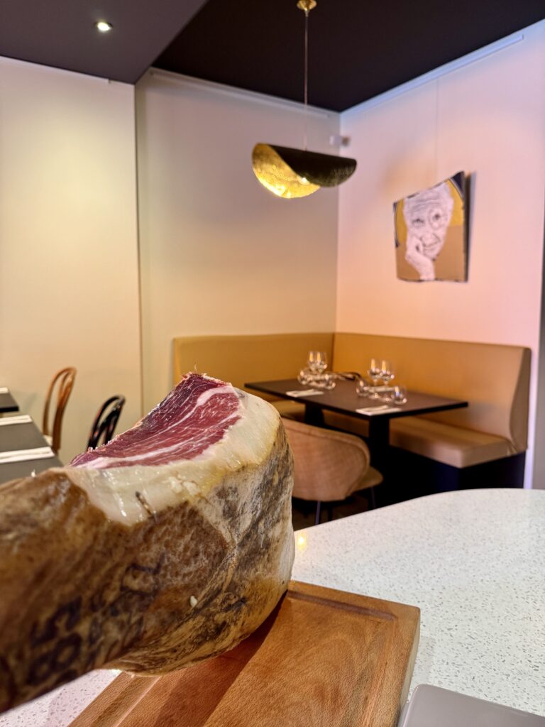 Focus sur le jambon de pays, coupé sous vos yeux, chez Coté Zinc, à Bordeaux