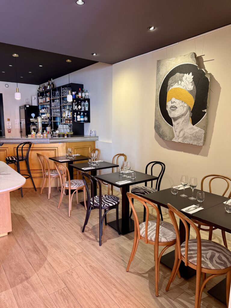Une partie de la salle du restaurant, avec ses tables, chez Coté Zinc, à Bordeaux