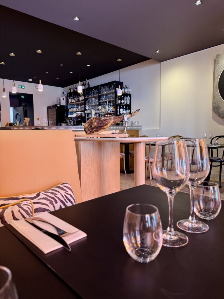 Vue sur le bar en zinc, avec le service de table en amorce