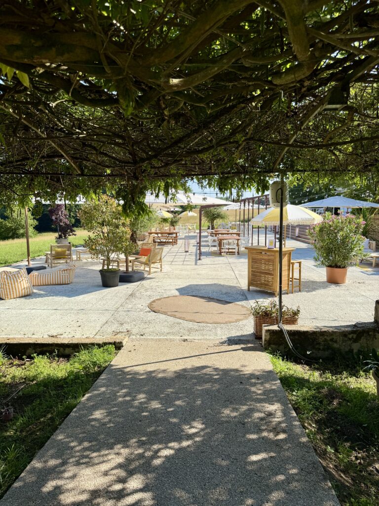 L'entrée de la guinguette terrasse en plein air, du Domaine Sainte-Raphine Coté Piscine, à Fargues-Saint-Hilaire