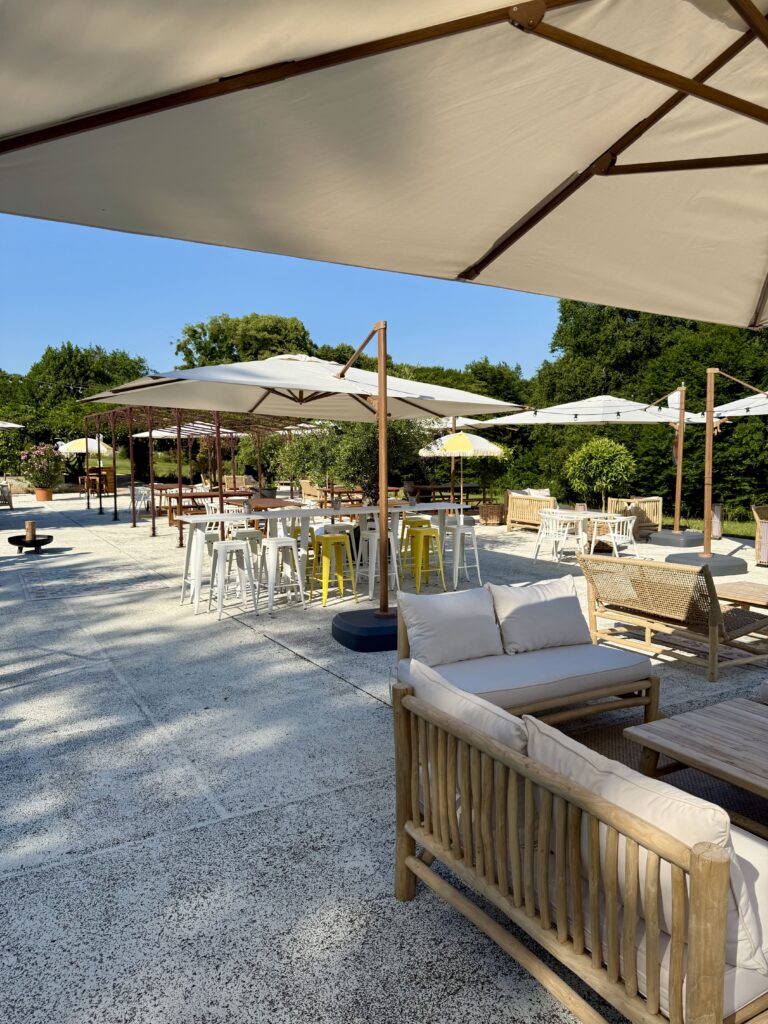 La grande terrasse guinguette du Domaine Sainte-Raphine Coté Piscine, à Fargues-Saint-Hilaire