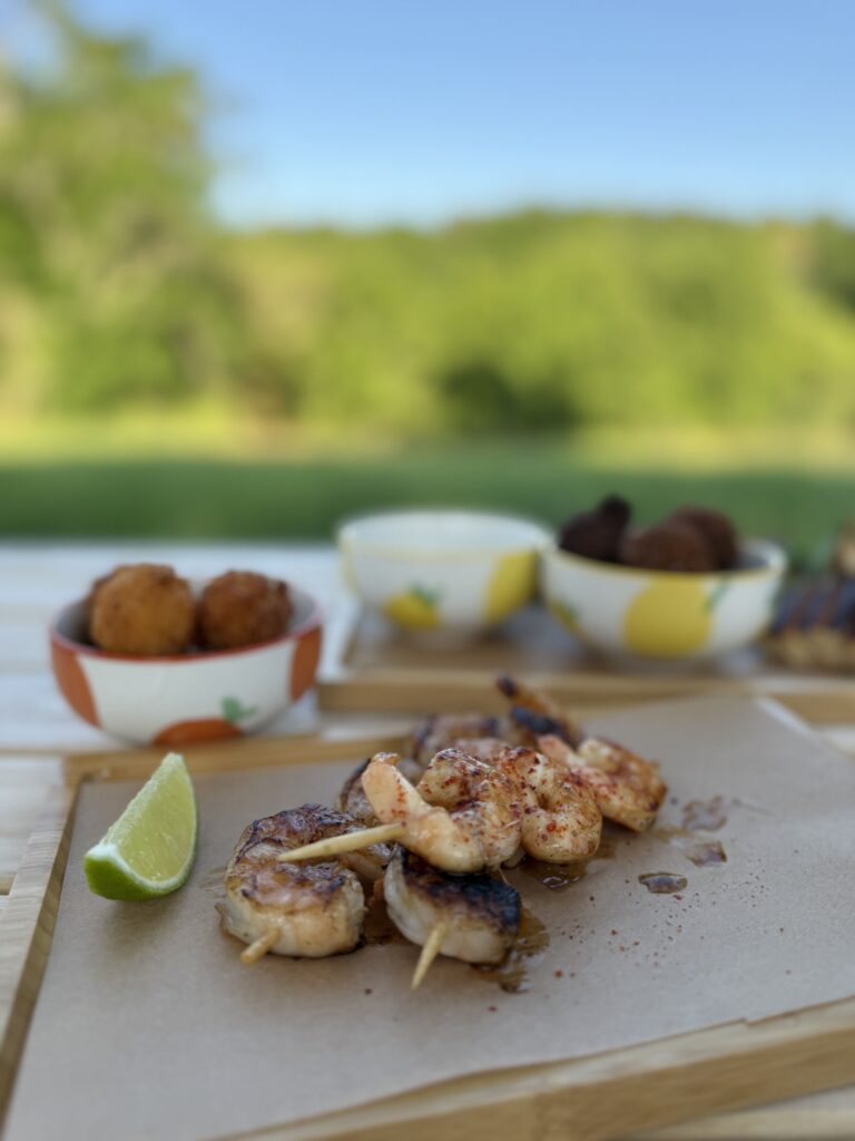 Brochettes de gambas servies comme tapas, du Domaine Sainte-Raphine Coté Piscine, à Fargues-Saint-Hilaire