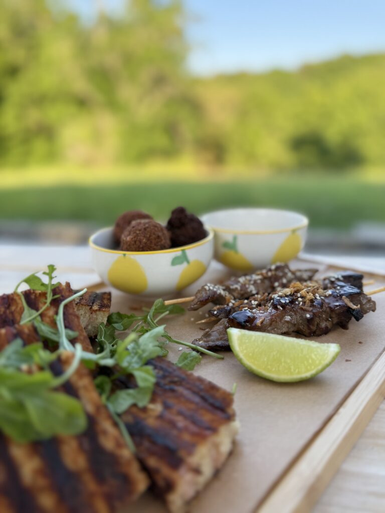 Un plat de tapas avec des croque-monsieur et brochettes de boeuf, du Domaine Sainte-Raphine Coté Piscine, à Fargues-Saint-Hilaire
