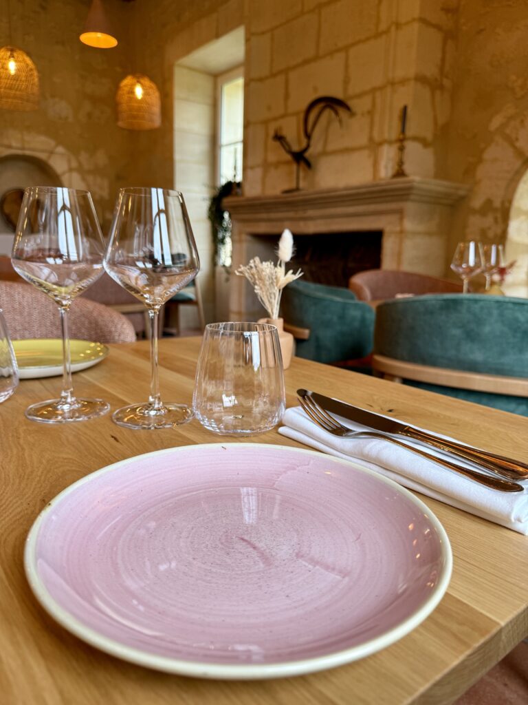 Détail sur le service de table chez Sainte Raphine à côté de Bordeaux