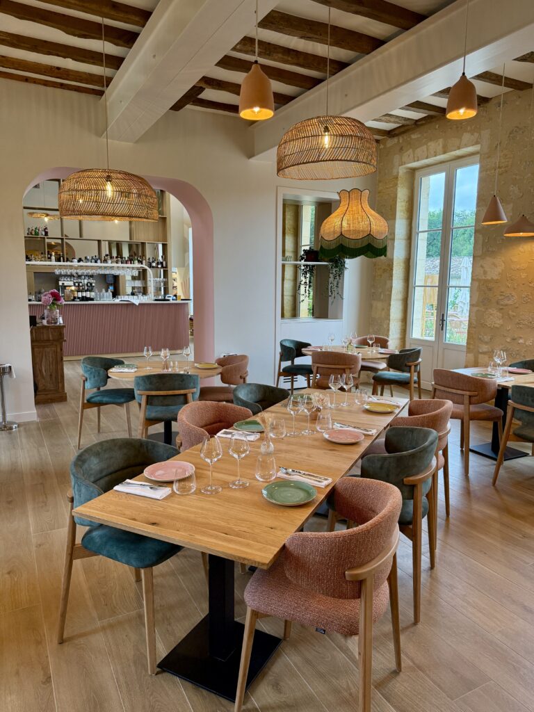 Plan large de la salle principale avec vue sur le bar chez Sainte Raphine à côté de Bordeaux