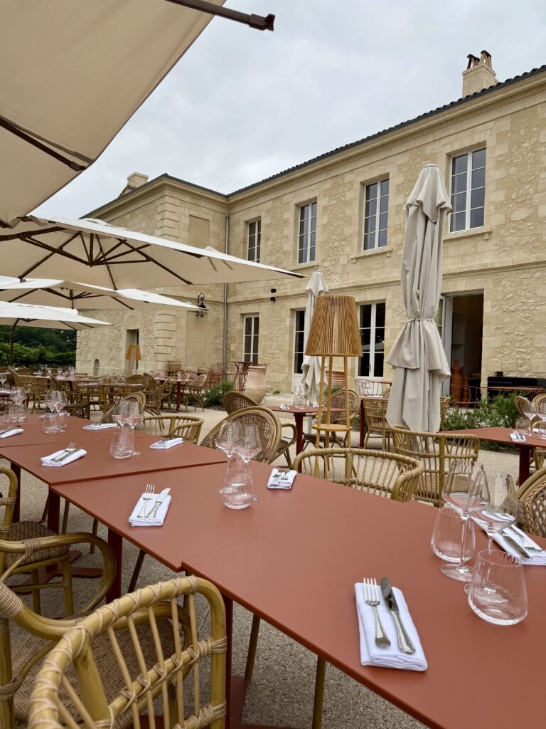 La terrasse de Sainte Raphine, Côté Maison, à côté de Bordeaux