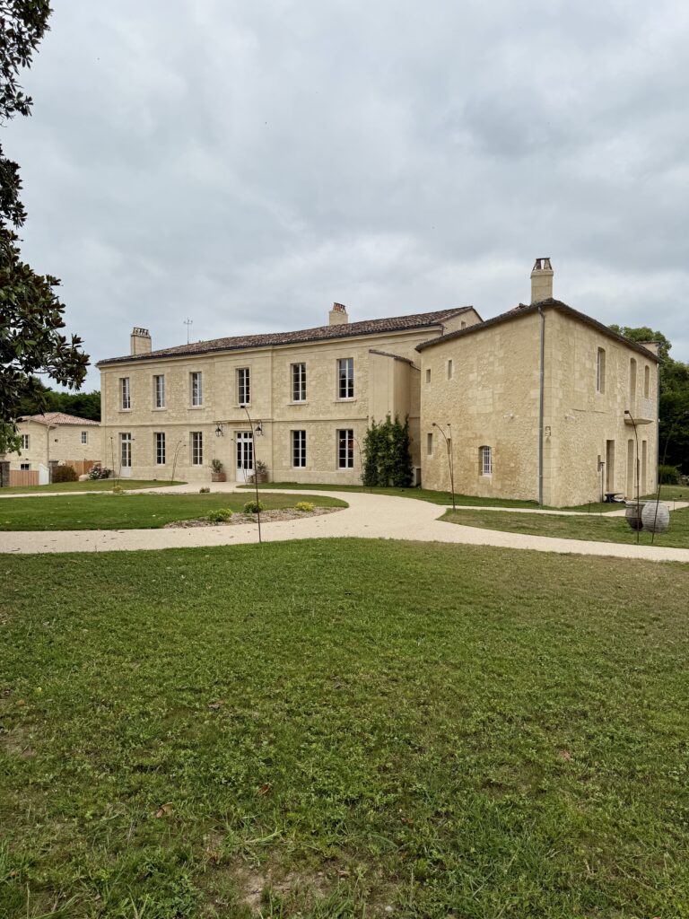 Le bâtiment principal de Sainte Raphine, Côté Maison, à côté de Bordeaux