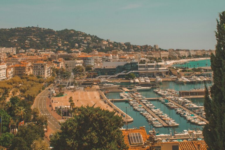 Une vue aérienne du port de Cannes