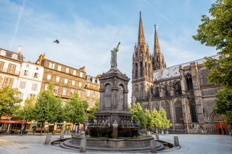 Une place à Clermont-Ferrand