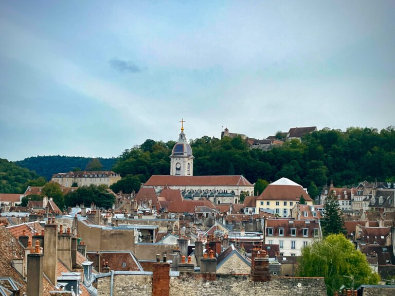 Une vue des toits de Besançon