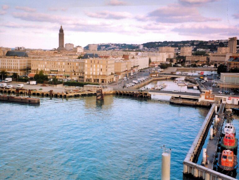 Une photo du vieux port du Havre, en Normandie