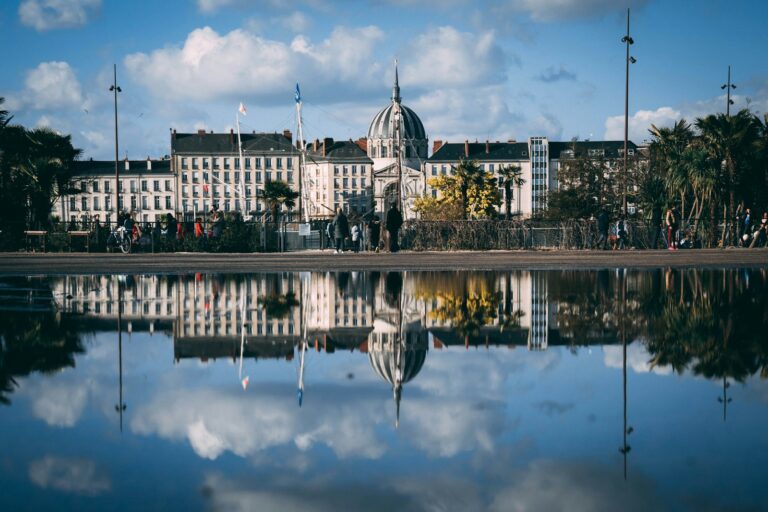 Une photo de la ville de Nantes, près de la Loire