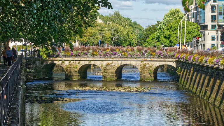 Un pont passant au dessus du canal à Quimper